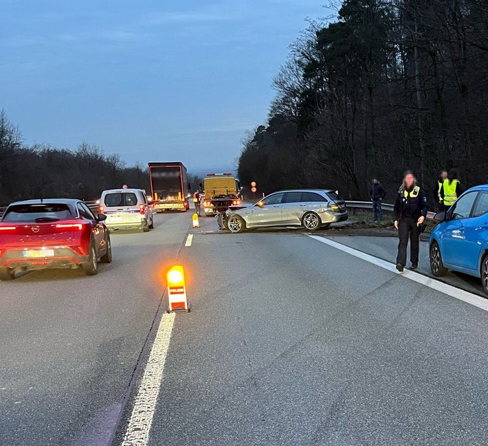 POL-BI: Weißer Bulli gesucht nach Unfall