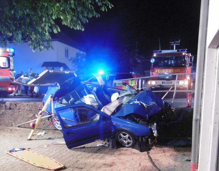 POL-AC: Schwerer Unfall in der Eifel - Auto kollidiert mit Geländer