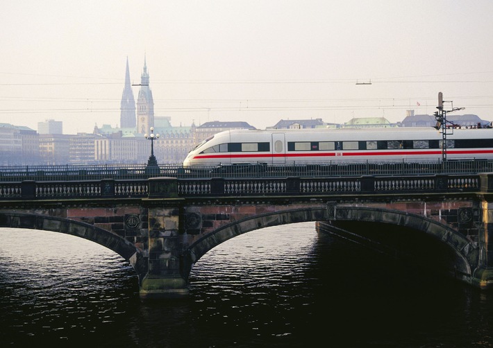 Service-Meilenstein auf Schienen: Hamburg Tourismus GmbH und Deutsche Bahn unterzeichnen Kooperationsvertrag