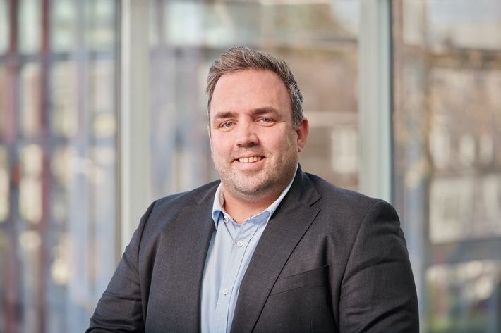 Dachdeckerhandwerk: Attraktiver denn je: Wachstum bei Azubis und Fokus auf Klimaanpassung