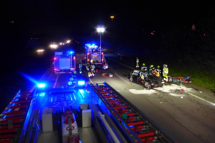 FW-OB: 3 verletzte Personen nach Verkehrsunfall auf der BAB 42