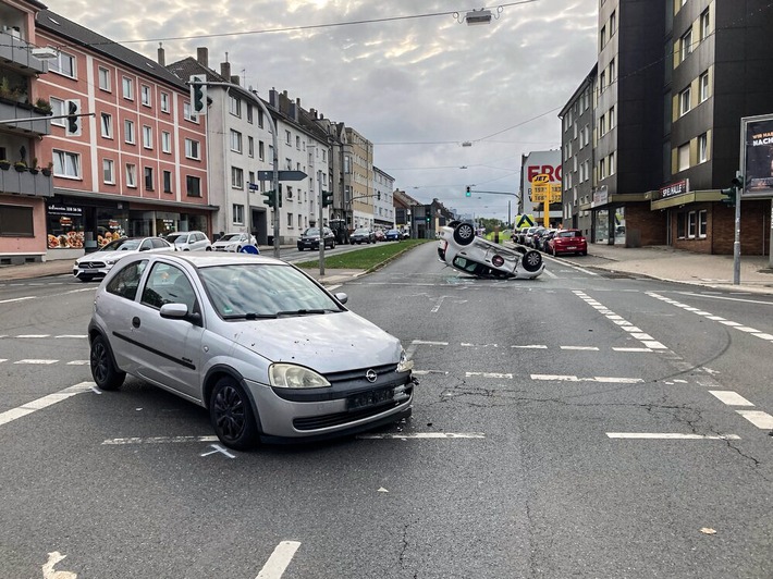 POL-BO: Zusammenstoß im Kreuzungsbereich: Auto landet auf dem Dach