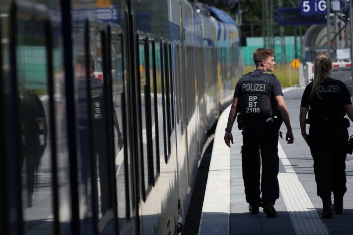 Bundespolizeidirektion München: Ausstieg verpasst - Serbe mit 25.000 Euro Bargeld unerlaubt eingereist