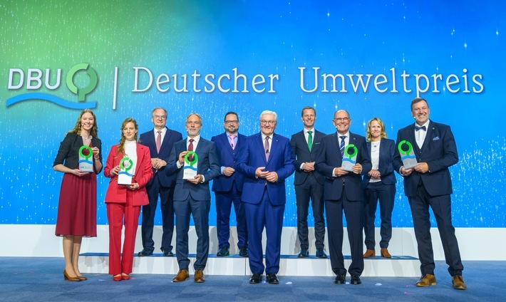 Große Bühne: In einem feierlichen Festakt hat die Deutsche Bundesstiftung Umwelt (DBU) mit Sitz in Osnabrück heute (Sonntag) den jährlichen Deutschen Umweltpreis in Höhe von gesamt 500.000 Euro sowie zusätzlich einen Ehrenpreis über 20.000 Euro vergeben, 2022 in Magdeburg. Überreicht wurden die Preise von Bundespräsident Frank-Walter Steinmeier. Das Foto zeigt (von links): Kathrin Muus, Myriam Rapior, Sachsen-Anhalts Ministerpräsident Reiner Haseloff, Christof Schenck, DBU-Generalsekretär Alexander Bonde, Bundespräsident Steinmeier, DBU-Kuratoriumsvorsitzender Kai Niebert, Friedrich Mewis, Bundesumweltministerin Steffi Lemke sowie Dirk Lehmann. / Weiterer Text über ots und www.presseportal.de/nr/6908 / Die Verwendung dieses Bildes für redaktionelle Zwecke ist unter Beachtung aller mitgeteilten Nutzungsbedingungen zulässig und dann auch honorarfrei. Veröffentlichung ausschließlich mit Bildrechte-Hinweis.

