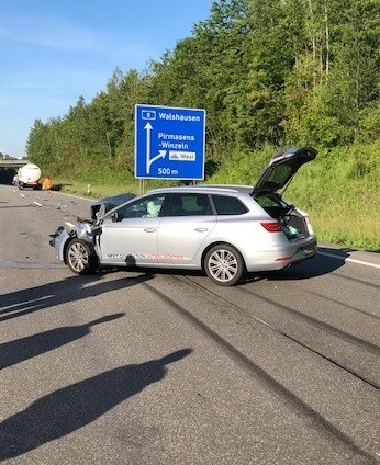 POL-PDPS: Unfall auf der A8 kurz vor der Ausfahrt Winzeln mit Vollsperrung