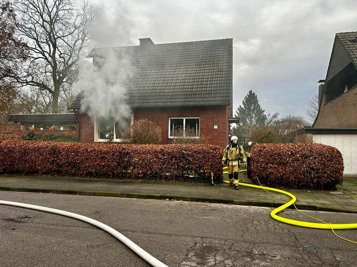 FW-RE: Wohnungsbrand - eine Person schwerst verletzt gerettet