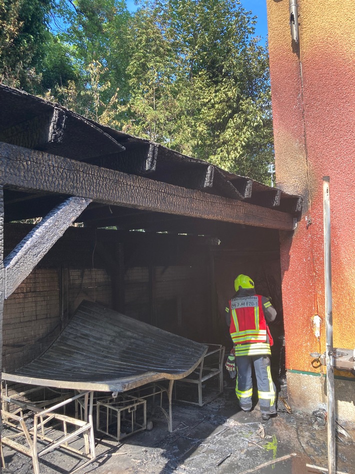 FW-OB: Feuerwehr verhindert bei Garagenbrand schlimmeres