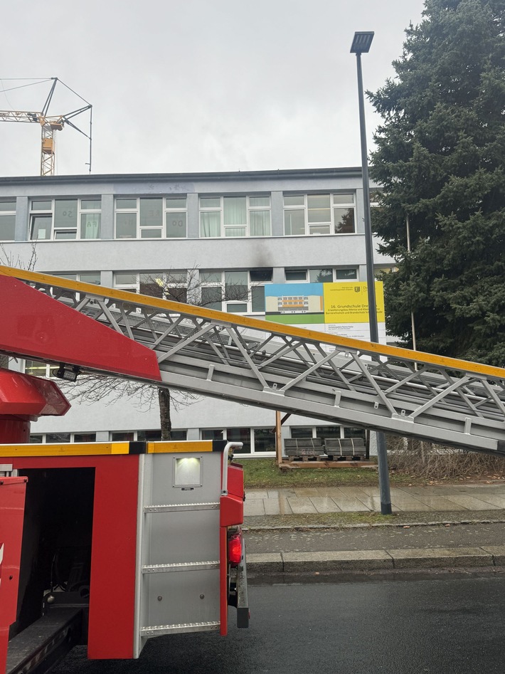 FW Dresden: Brand auf einer Schultoilette in der 16. Grundschule