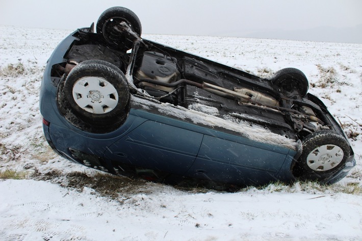 POL-PDKL: Unfall auf schneeglatter Straße