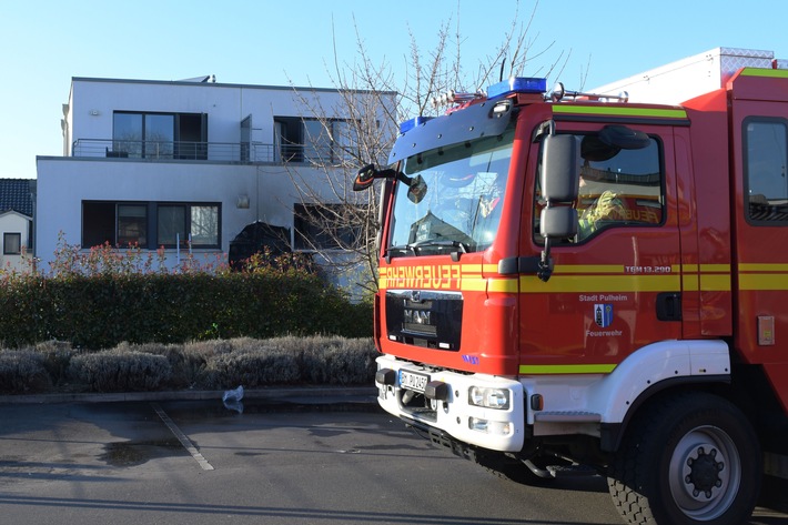 FW Pulheim: Feuer auf Terrasse entfachte Wohnungsbrand