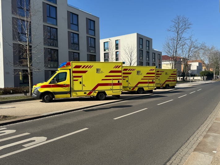 FW Dresden: Verkehrsunfall - Linienbus und PKW kollidieren