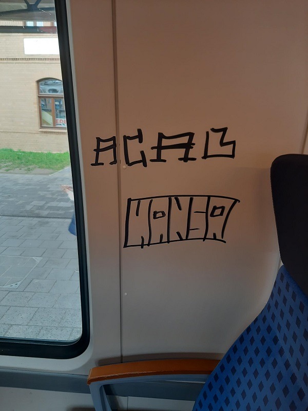 BPOL-HRO: Wieder Züge mit "Hansa" Schriftzügen beschmiert
