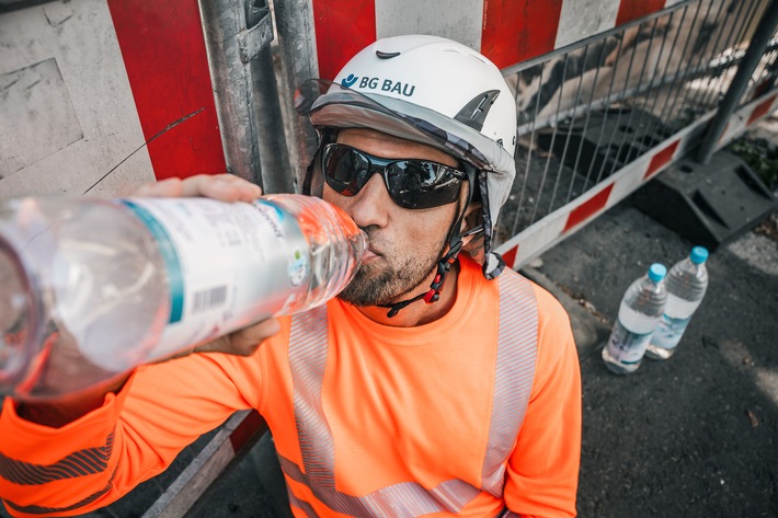 Outdoor-Worker besonders durch Hitze gefährdet / Hinweise und Tipps für den Bau