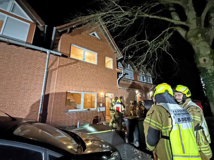 FW Paderborn: Gemeldeter Zimmerbrand mit Person in Paderborn Elsen