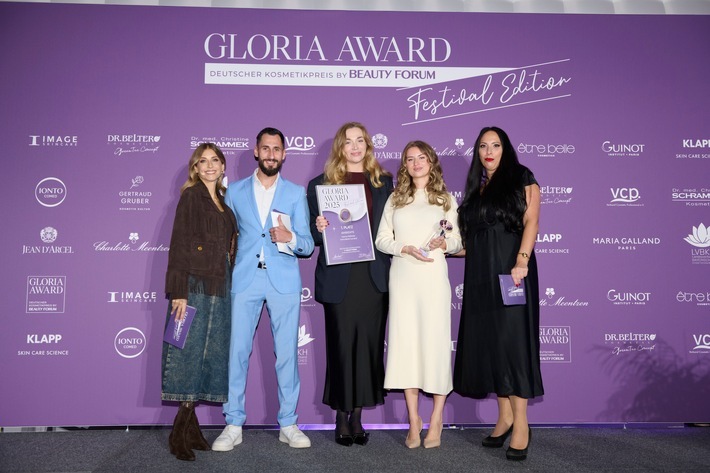 Ein Moment stiller Freude: Sirith Ernst, Client Experience Manager, und Chantal Däumig, Leitende Kosmetikerin von Inanna Wellness®, nehmen den Gloria Award 2025 in der Kategorie Ambiente entgegen - eine Auszeichnung für Gestaltung, Handwerkskunst und die Poesie der Stille. / Weiterer Text über ots und www.presseportal.de/nr/173715 / Die Verwendung dieses Bildes für redaktionelle Zwecke ist unter Beachtung aller mitgeteilten Nutzungsbedingungen zulässig und dann auch honorarfrei. Veröffentlichung ausschließlich mit Bildrechte-Hinweis.