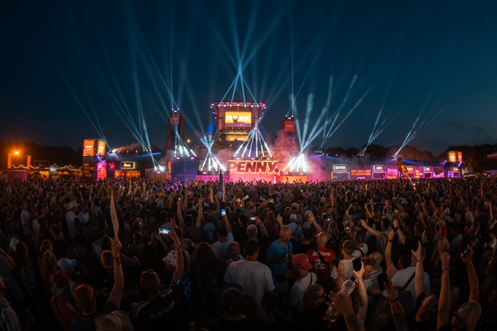 Seit 10 Jahren PENNY beim Parookaville / Discounter seit einem Jahrzehnt mit zwei Mega-Stores feste Größe und Pilgerstätte im Stadtbild