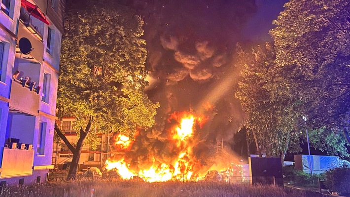 FW-E: Bau- und Dämmmaterial brennt unmittelbar vor Wohngebäuden - keine Verletzten