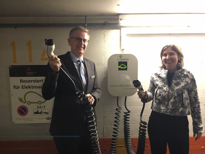 Die E-Mobilität rollt: SAK installiert vier Ladestationen beim  Zürich Marriott Hotel
