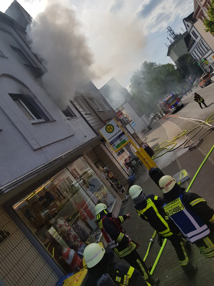 FW-RE: Brennende Wohnung in voller Ausdehnung - Personenrettung über Drehleiter - 3 Personen verletzt