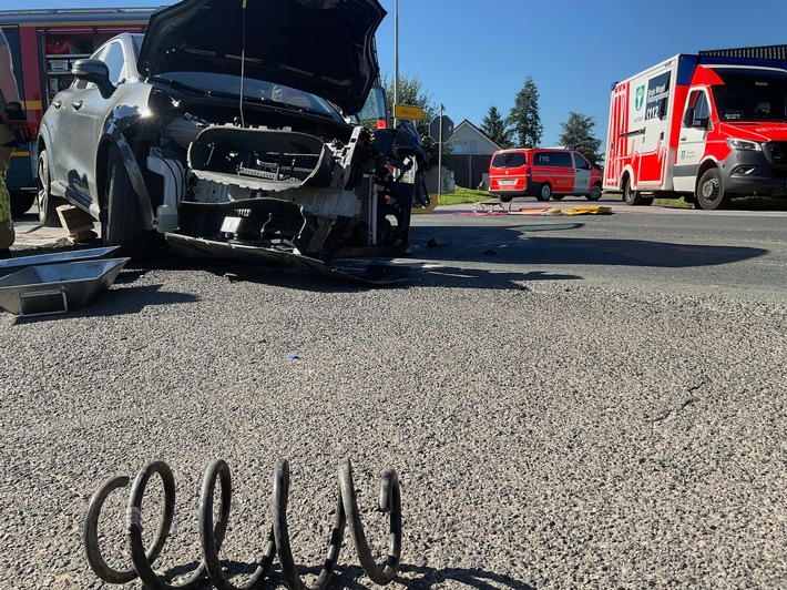 FW Alpen: Zwei Einsätze am Dienstagnachmittag - Verkehrsunfall auf circa 150 Meter Länge und ausgelöste Brandmeldeanlage