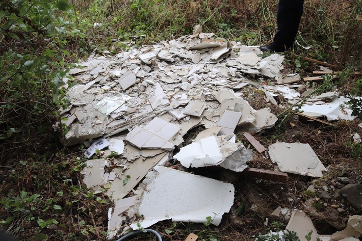 POL-PDWIL: illegale Abfallablagerung im Wald in Heisdorf
