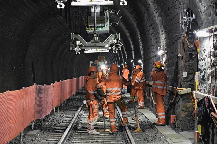 Travaux de construction dans le tunnel de faîte du Lötschberg:  les trains navettes-autos circulent à une cadence semi-horaire
