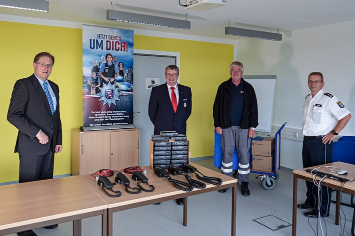 POL-GI: Gießen: Zusammenarbeit zwischen dem Polizeipräsidium Mittelhessen und dem DRK Landesverband Hessen weiter vertieft - Übergabe von Funkgeräten