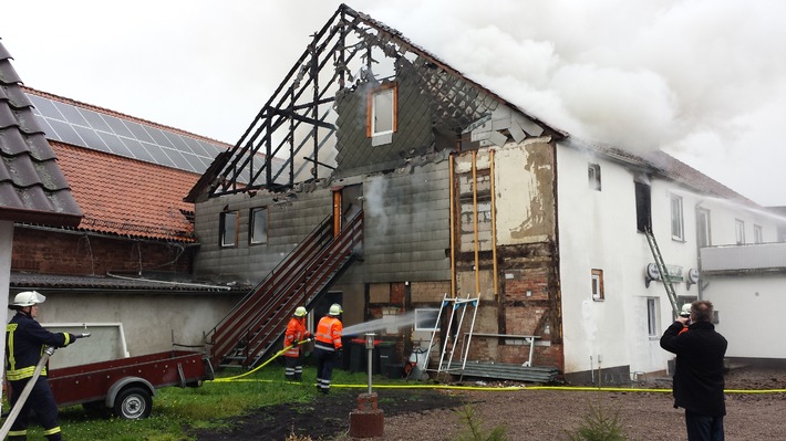 POL-HM: Brand in einem Wohngebäude mit Gaststätte