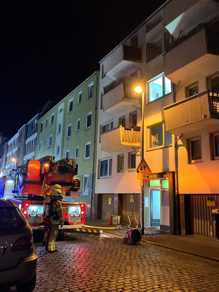FW Hannover: Verpuffung in Wohngebäude