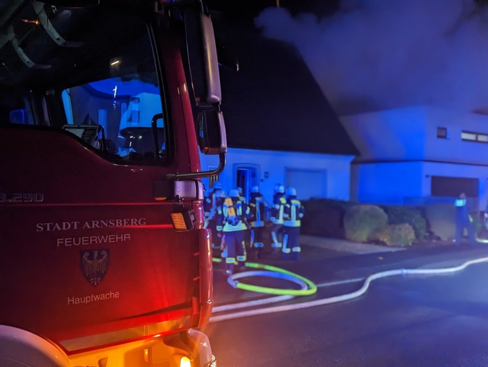 FW-AR: Feuerwehr rückt zu Carportbrand aus