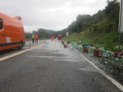 POL-PDKH: Wasserkisten versperren B41