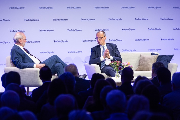 FAZ_Kongress_2025_Foto_Berthold Kohler und Friedrich Merz_(c) Lucas_Bäuml_F.A.Z..jpg
