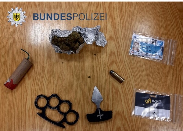 BPOL NRW: Waffen, Böller und Drogen im Gepäck: Bundespolizei nimmt Mann mit offenem Haftbefehl fest