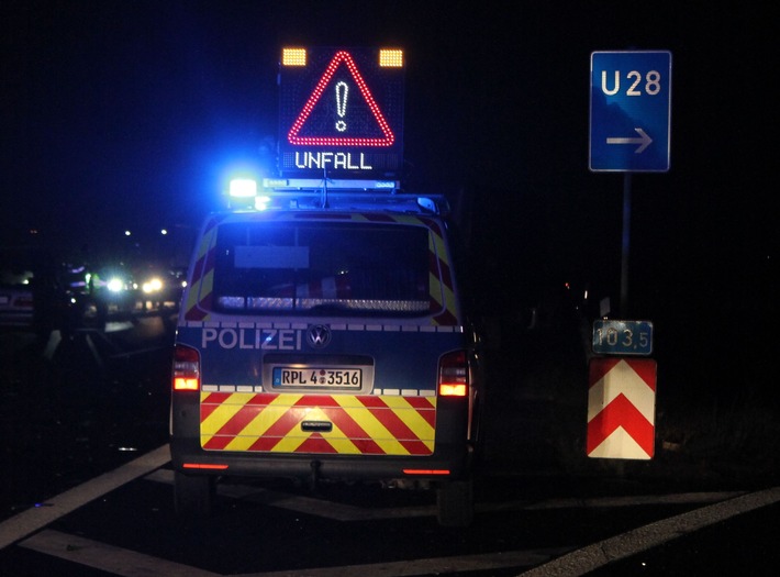 POL-PDNW: Polizeiautobahnstation - Autobahn 65 bei Mutterstadt nach Unfall für zwei Stunden gesperrt - sechs beteiligte Fahrzeuge - zwei Leichtverletzte