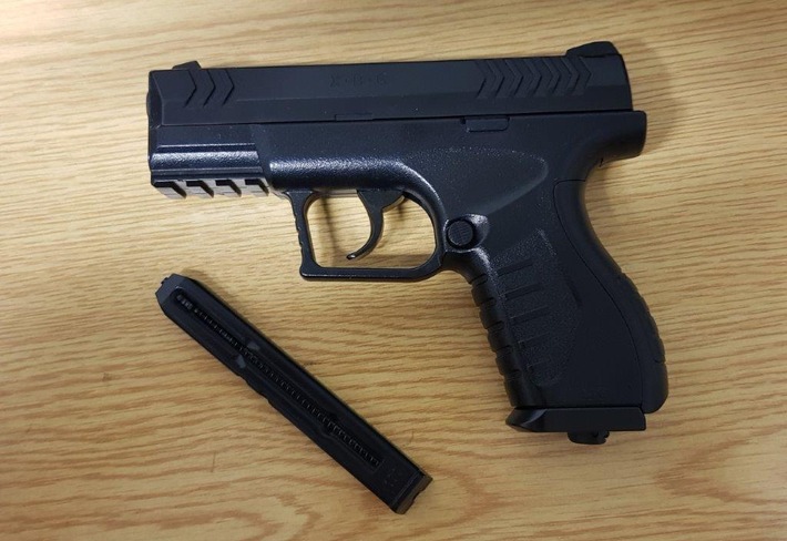 BPOL NRW: 15-Jähriger mit täuschend echt aussehender Pistole am Gürtel - Bundespolizei stellt Softair-Waffe sicher