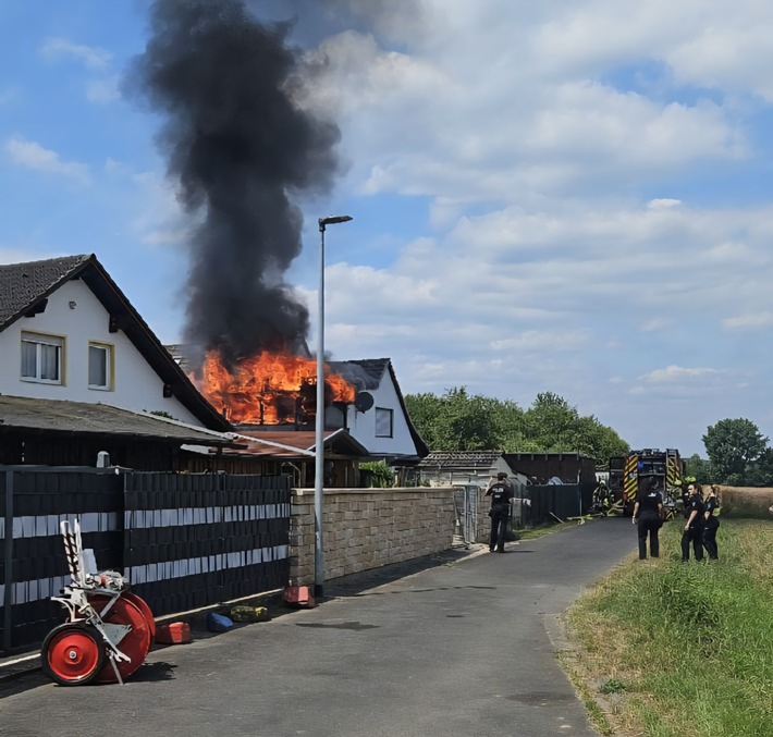 FW Sankt Augustin: 55 Ehrenamtliche retten Haus vor den Flammen