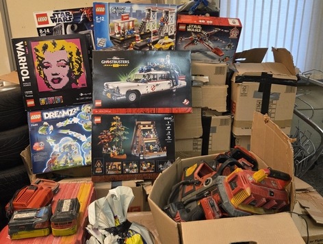 BPOL-FL: Bundespolizisten stellen 18 Kartons mit Lego und Baumaschinen sicher