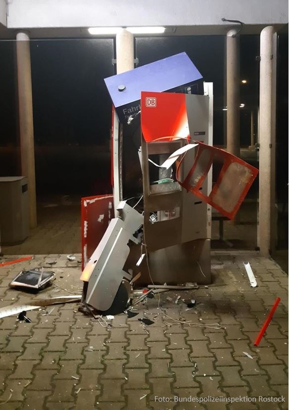 POL-HRO: Fahrkartenautomat in Hagenow gesprengt - Polizei sucht Zeugen