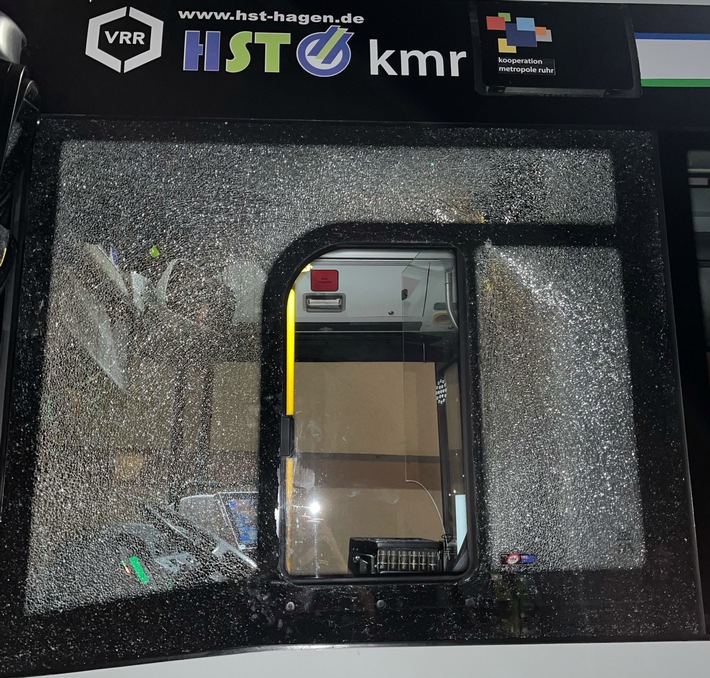 POL-HA: Zeugen nach gefährlichem Eingriff in den Straßenverkehr gesucht - Seitenscheibe eines fahrenden Linienbusses in Eilpe eingeworfen