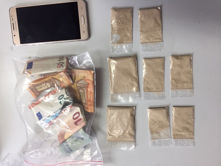 POL-D: Einsatztrupp PRIOS schnappt Dealer im Haifapark - Geld und Drogen sichergestellt