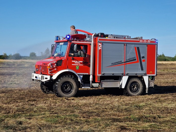 FFW Schiffdorf: Traktorbrand verursacht großen Flächenbrand: Massiver Personaleinsatz notwendig