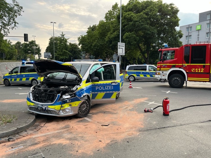 POL-GE: Unfall mit Polizeifahrzeug