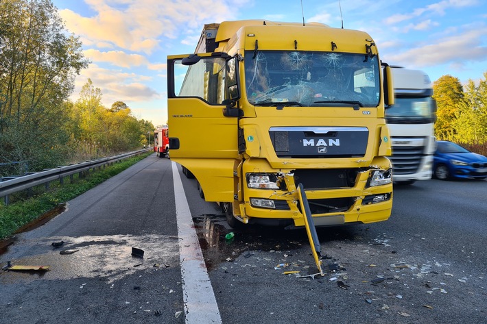 FW Lehrte: Brennendes Traktorgespann mit Strohballen, eine getroffene Gasleitung und ein LKW Unfall auf der Autobahn A2: 3 Einsätze in 70 Minuten