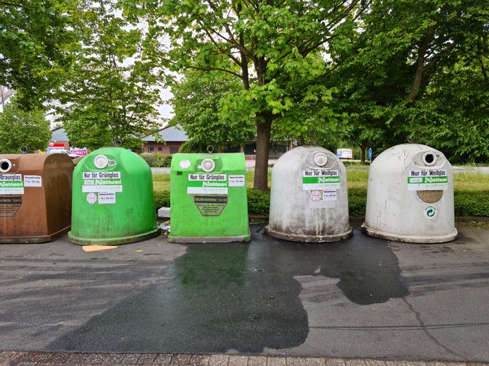 POL-WHV: Öl in Altglascontainer gekippt (FOTO) - Spezialfirma kann Verunreinigung der Oberflächenentwässerung abwenden - Polizei Varel ermittelt wegen unerlaubtem Umgang mit Abfällen und bittet um Zeugen