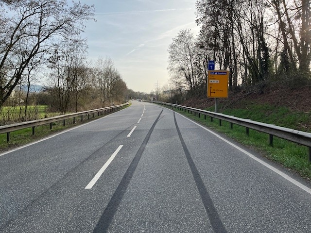 POL-PDTR: Verkehrsunfallflucht auf der B 53 - Zeugen gesucht!