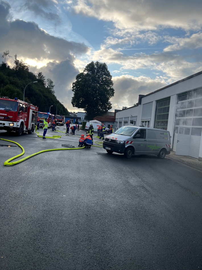 FW-AR: JUGENDFEUERWEHR ÜBT ERNSTFALL AUF DEM BETRIEBSGELÄNDE DER WESTNETZ GMBH IN ARNSBERG