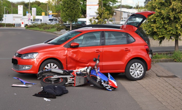 POL-HF: Motorrad und VW stoßen zusammen - Zwei Leichtverletzte