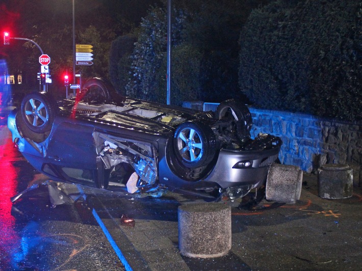 POL-ME: Sekundenschlaf: 21-Jähriger verliert Kontrolle über sein Auto - Totalschaden - Heiligenhaus - 2009139