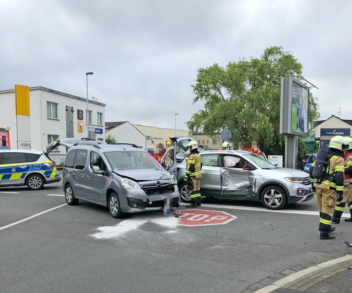 POL-ME: Nach Verkehrsunfall: Zwei Personen leicht verletzt - Hilden - 2206054