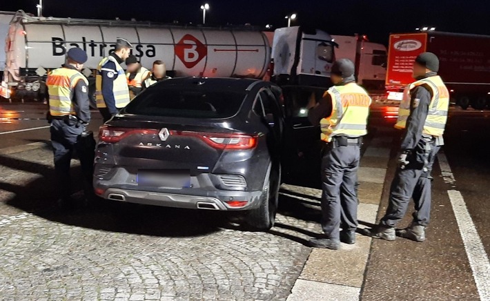 BPOL NRW: Für einige Pariser Fans endete ihre Fahrt zur Champions League Begegnung des BVB gegen PSG in Aachen - Bundespolizei stellt diverse pyrotechnische Gegenstände, Sturmhauben, Schlagwerkzeuge sicher